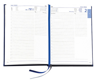 Buchkalender "Daily Chefkalender INT" im Format 14,5 x 20,5 cm, Kalendarium 4-sprachig D/F/I/GB Grau/Blau mit 2 Lesebändern, 416 Seiten Fadenheftung, Eckenperforation, Einband Fashion dunkelblau